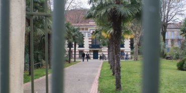 derrière la grille